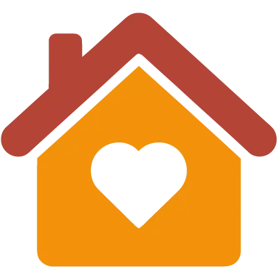 Haus mit rotem Dach und orangefarbener Fassade mit herzförmigem Fenster